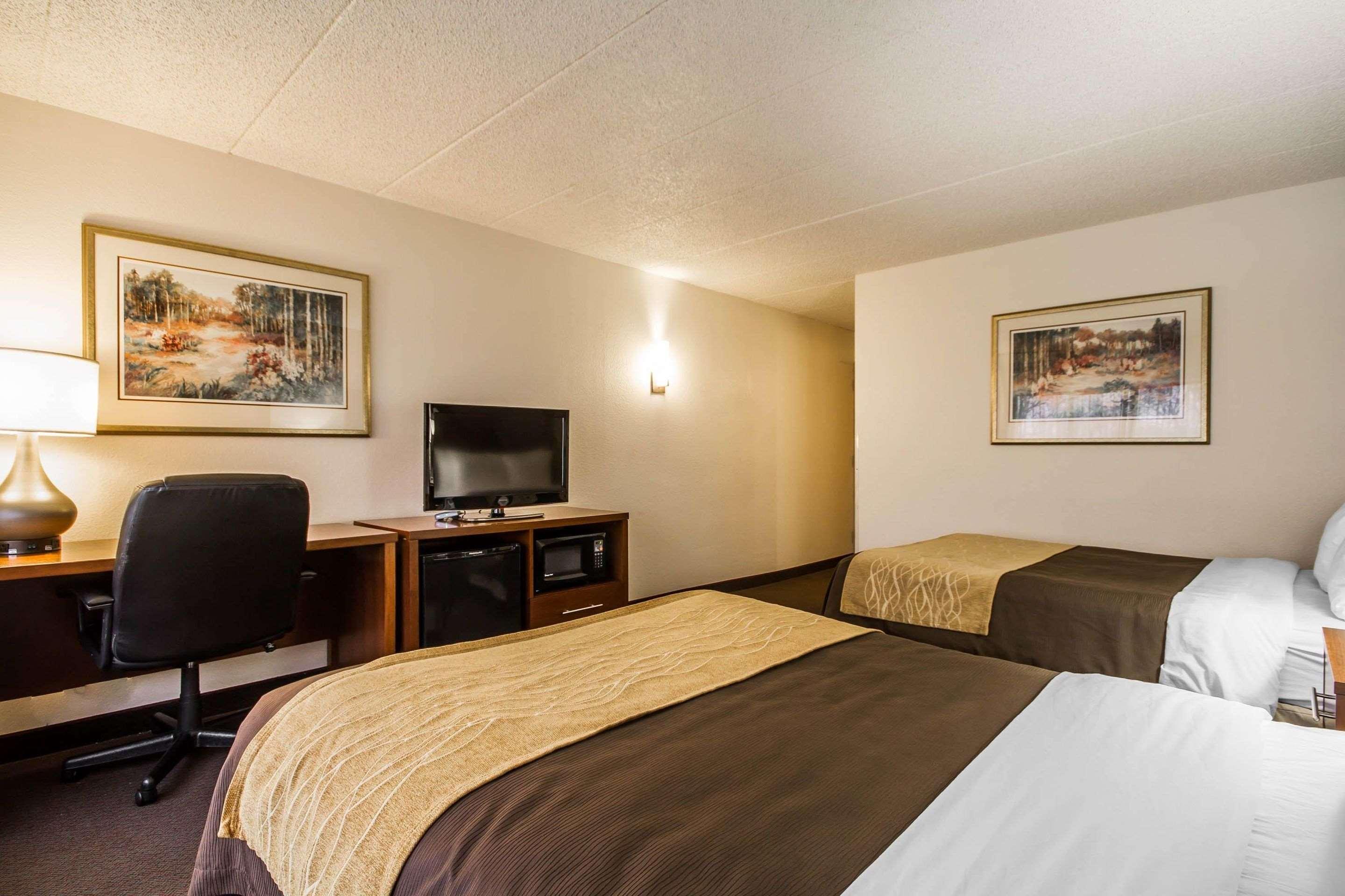Comfort Inn & Suites Madison - Airport Екстер'єр фото