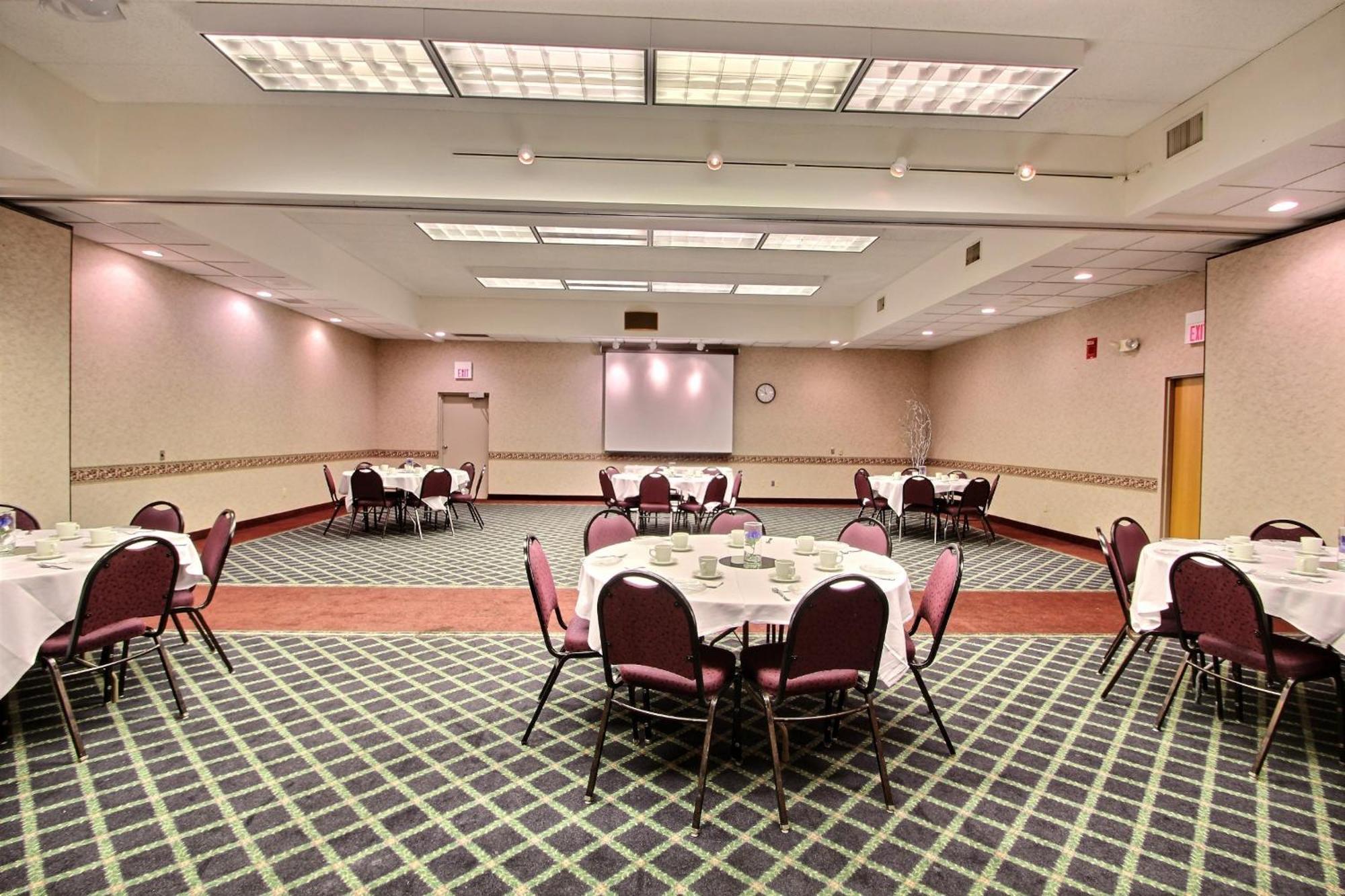 Comfort Inn & Suites Madison - Airport Екстер'єр фото