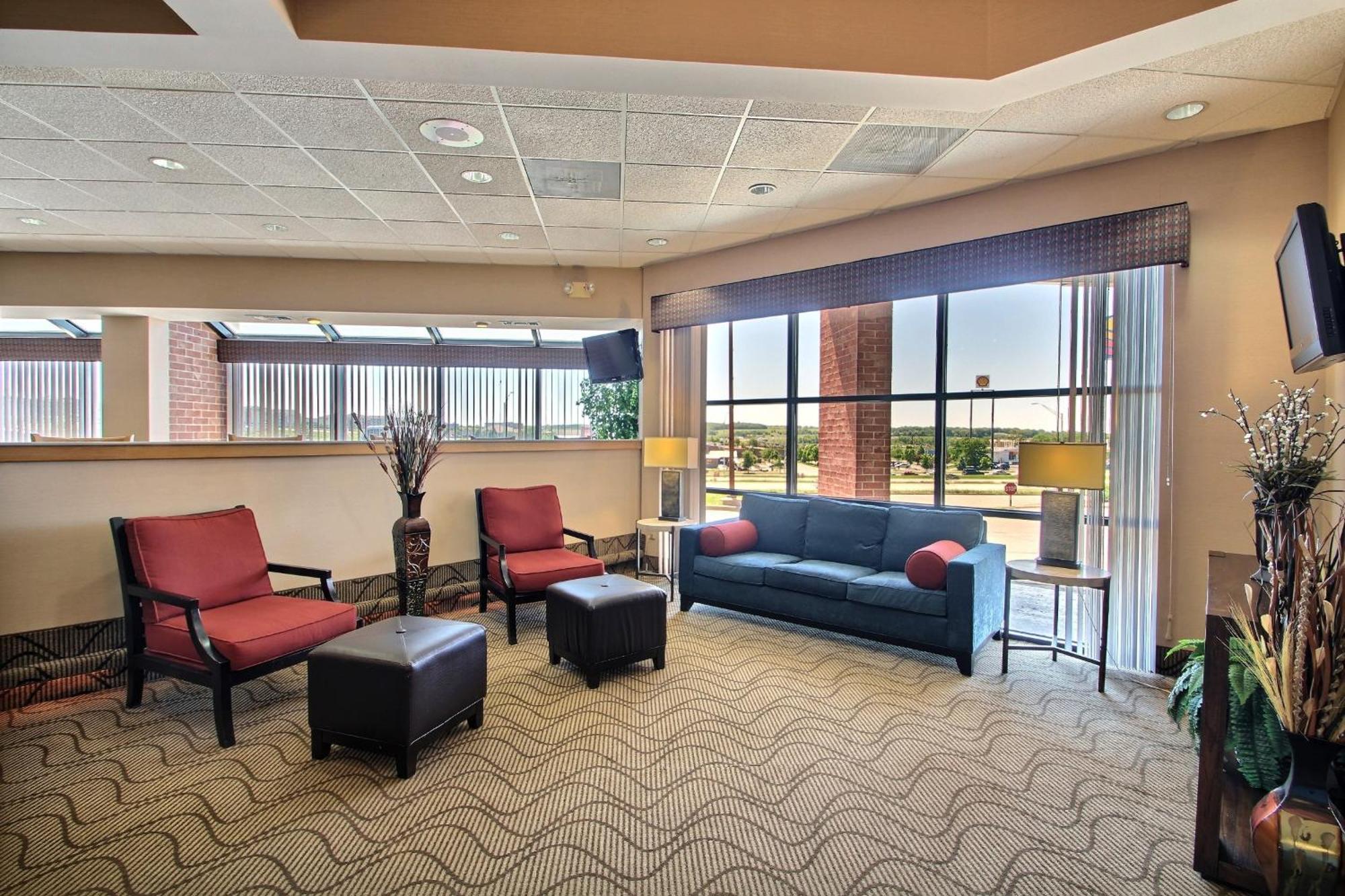 Comfort Inn & Suites Madison - Airport Екстер'єр фото
