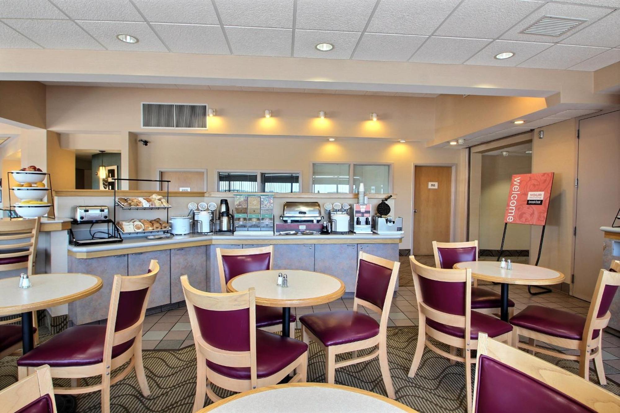 Comfort Inn & Suites Madison - Airport Екстер'єр фото