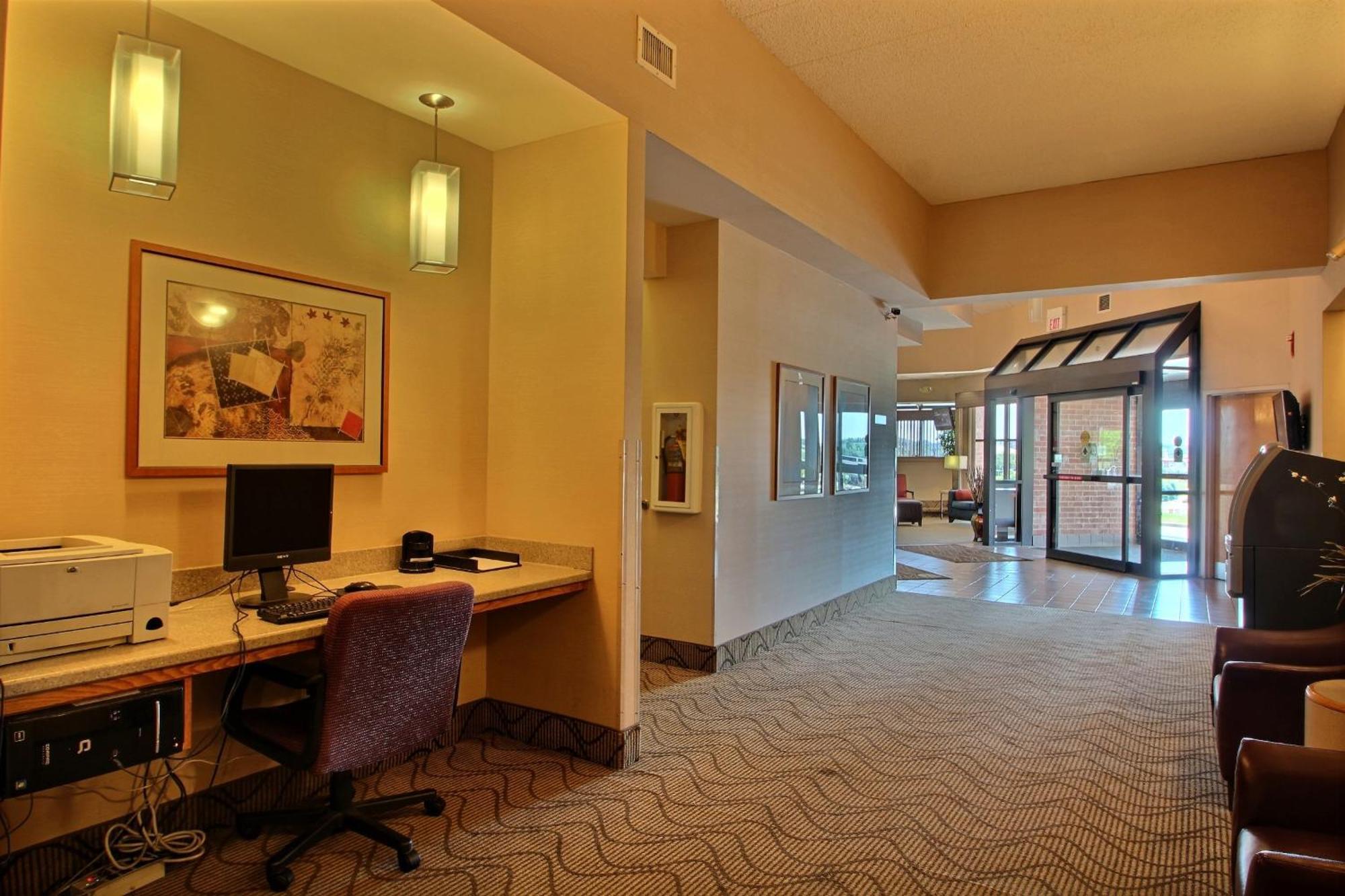 Comfort Inn & Suites Madison - Airport Екстер'єр фото