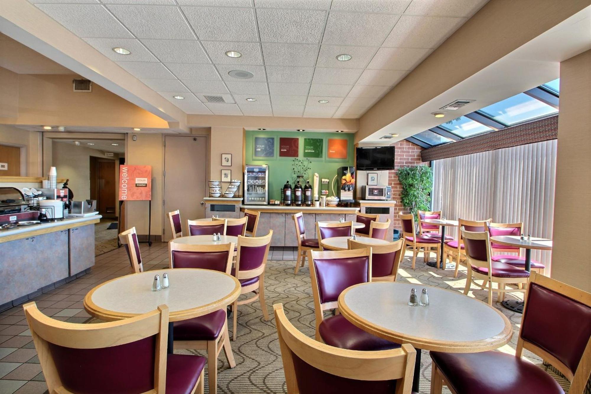 Comfort Inn & Suites Madison - Airport Екстер'єр фото