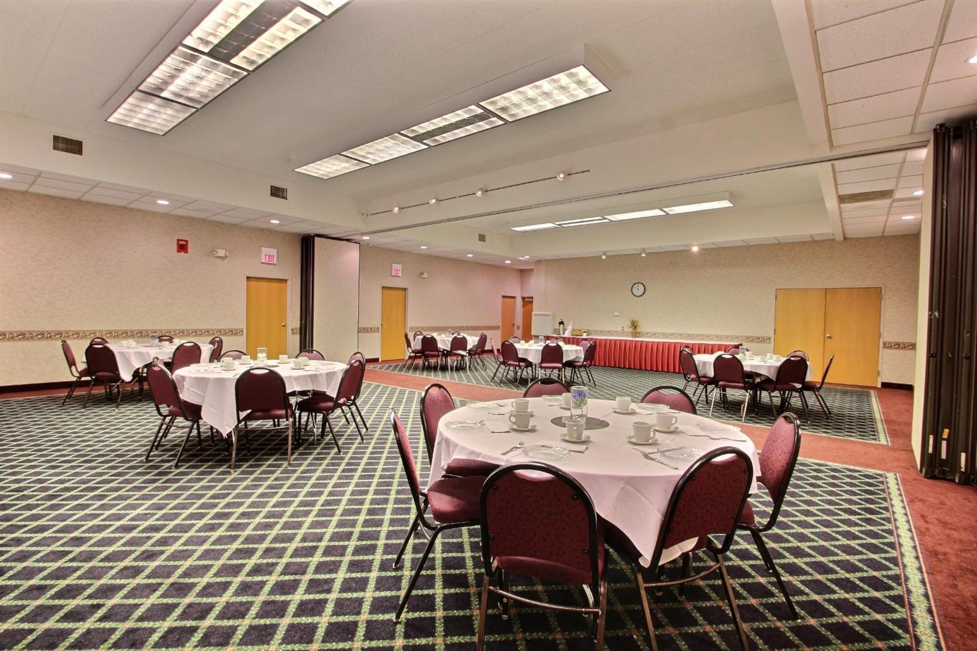 Comfort Inn & Suites Madison - Airport Екстер'єр фото