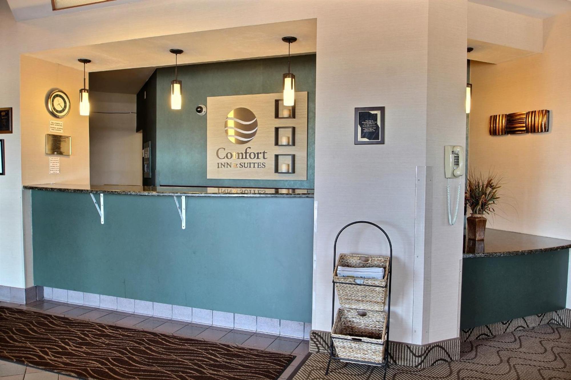 Comfort Inn & Suites Madison - Airport Екстер'єр фото
