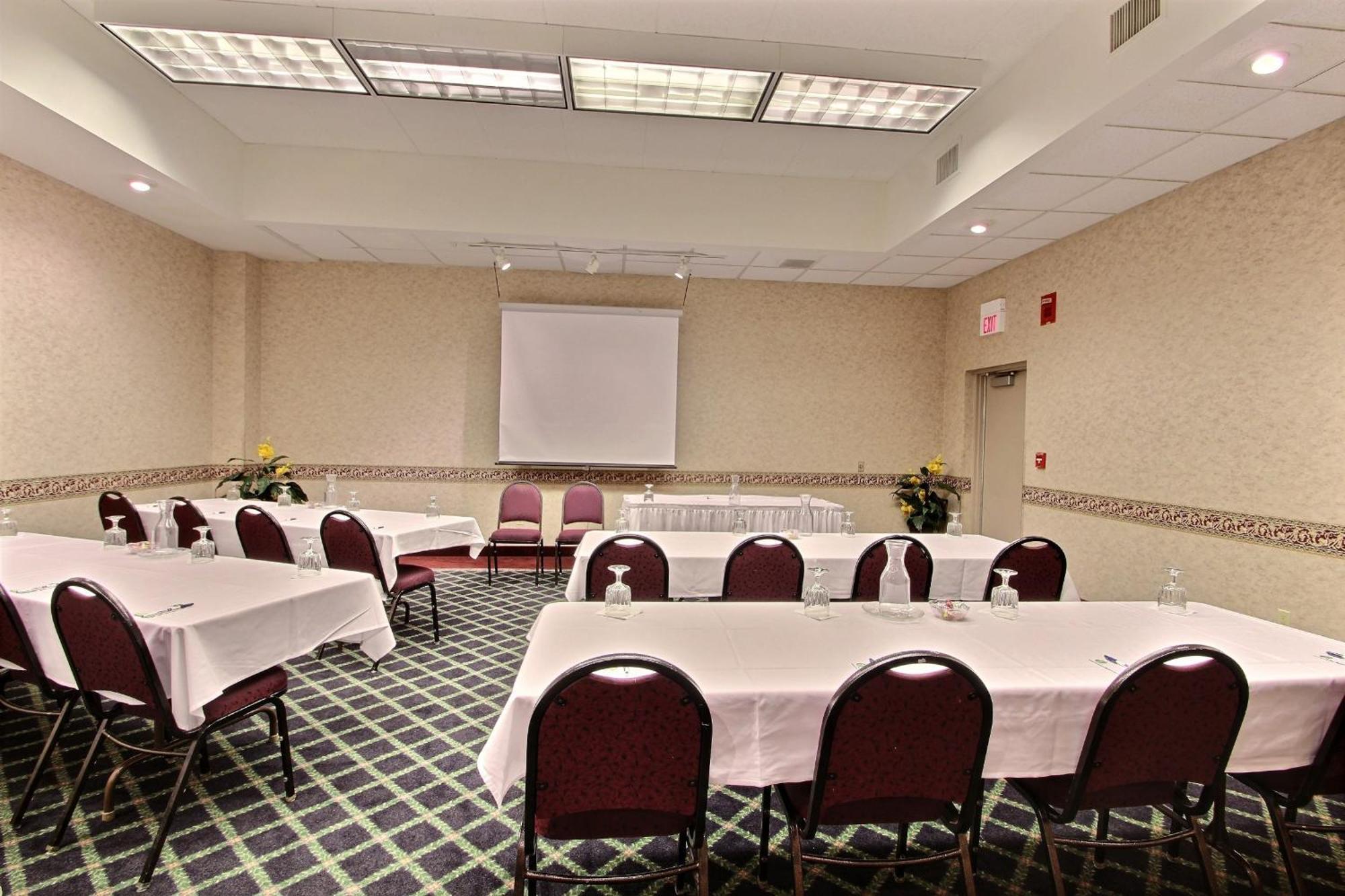 Comfort Inn & Suites Madison - Airport Екстер'єр фото