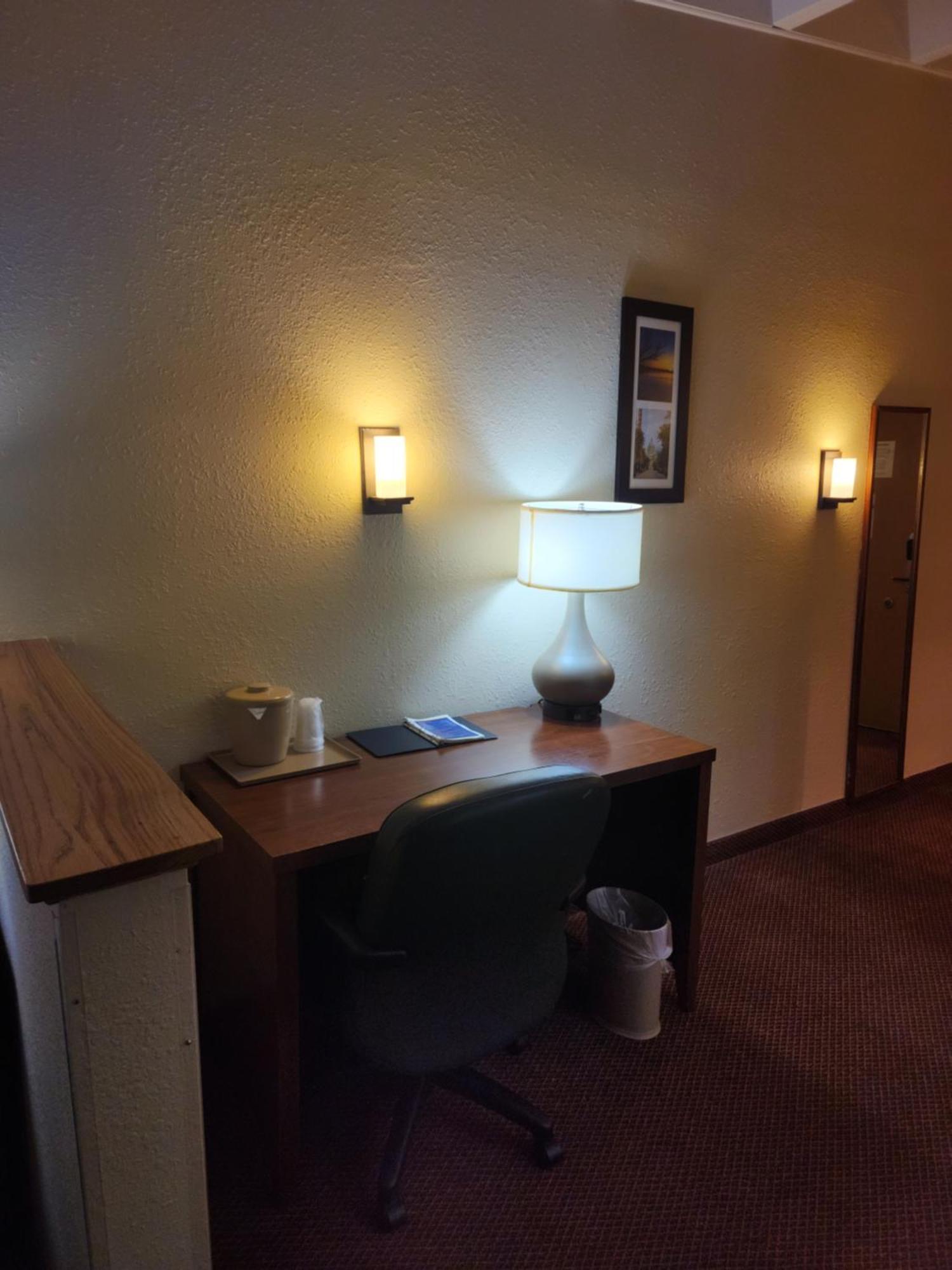 Comfort Inn & Suites Madison - Airport Екстер'єр фото