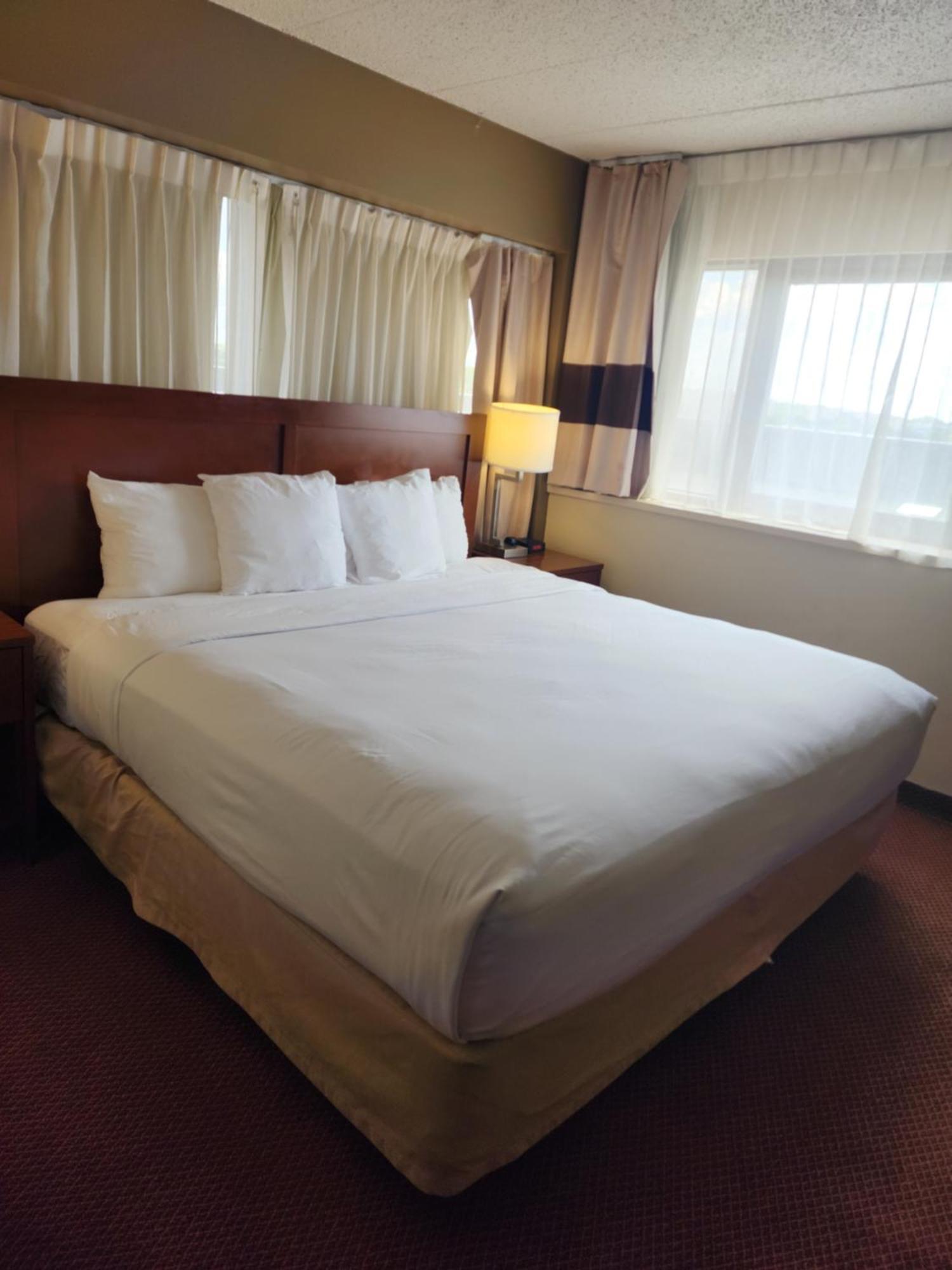 Comfort Inn & Suites Madison - Airport Екстер'єр фото