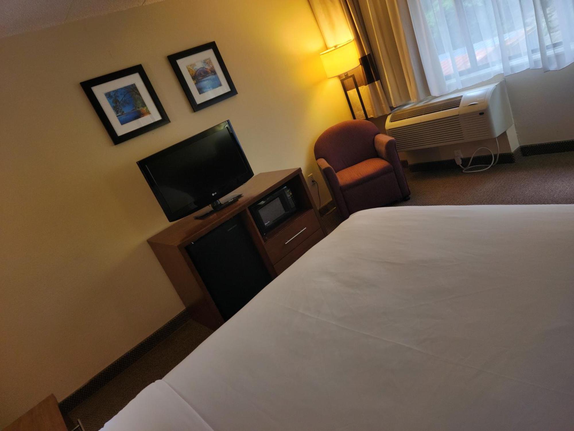 Comfort Inn & Suites Madison - Airport Екстер'єр фото