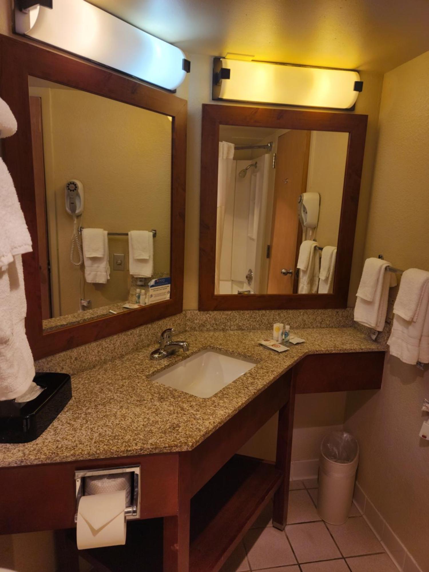 Comfort Inn & Suites Madison - Airport Екстер'єр фото