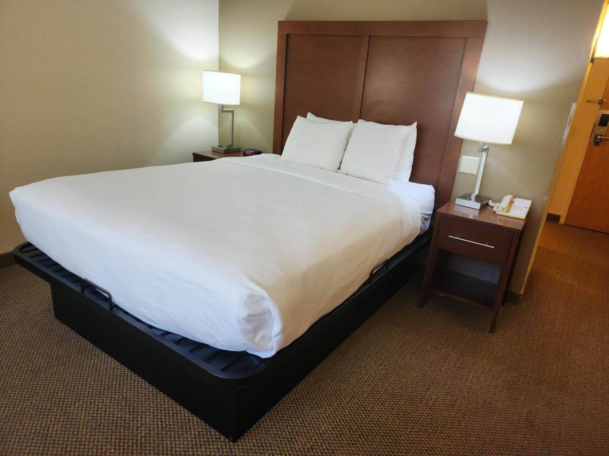 Comfort Inn & Suites Madison - Airport Екстер'єр фото