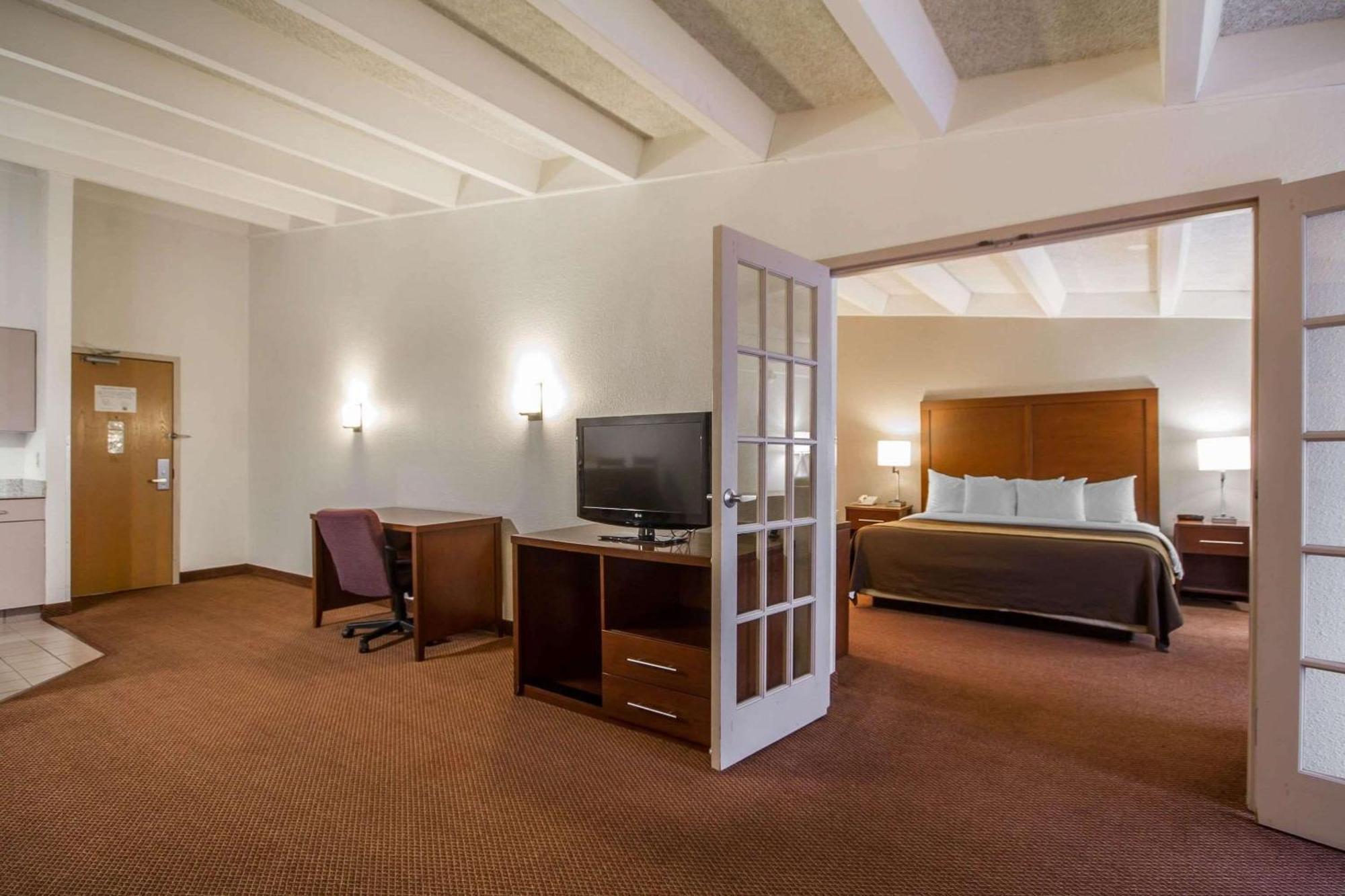 Comfort Inn & Suites Madison - Airport Екстер'єр фото