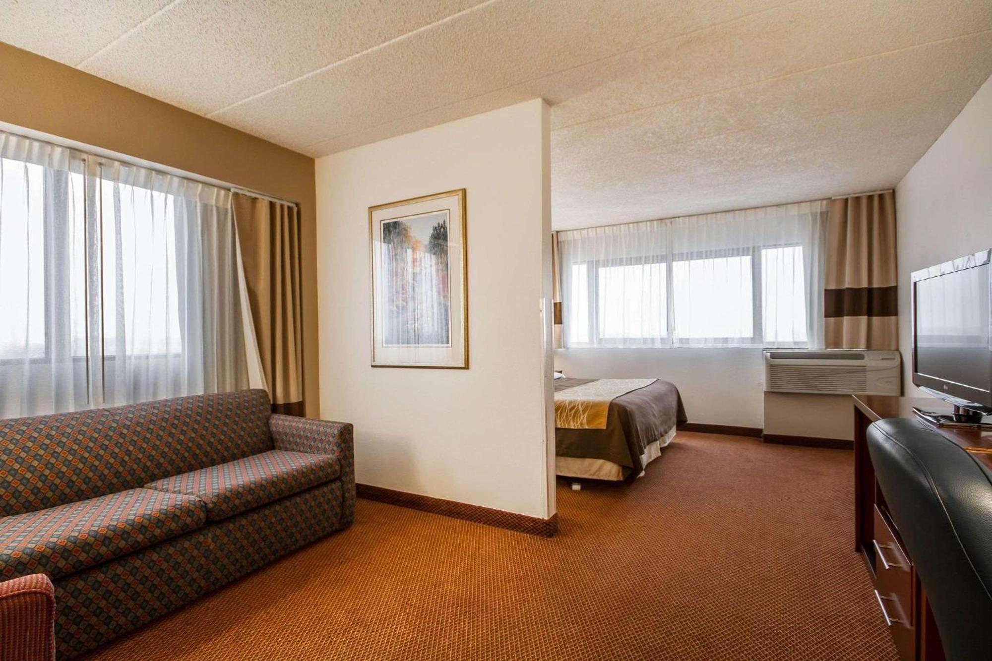 Comfort Inn & Suites Madison - Airport Екстер'єр фото