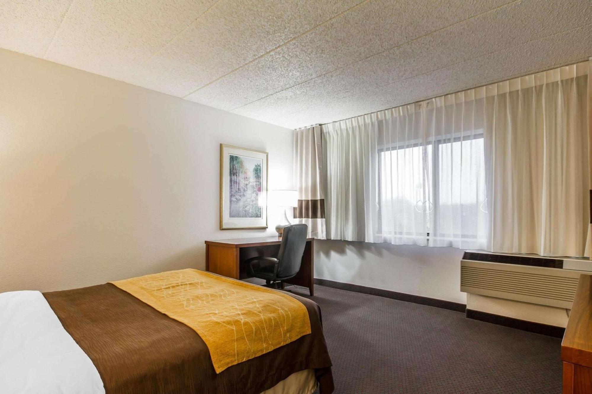 Comfort Inn & Suites Madison - Airport Екстер'єр фото