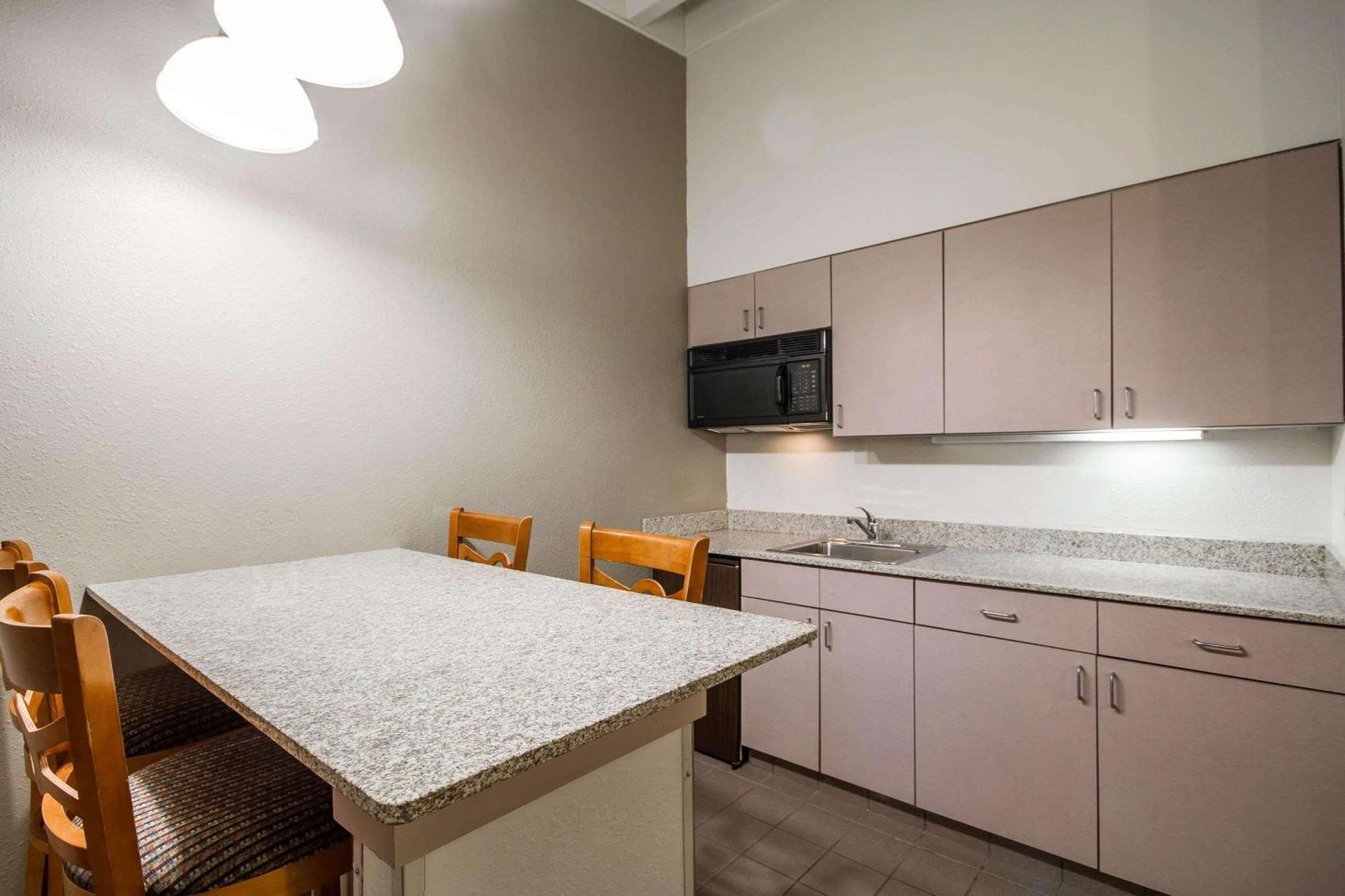 Comfort Inn & Suites Madison - Airport Екстер'єр фото