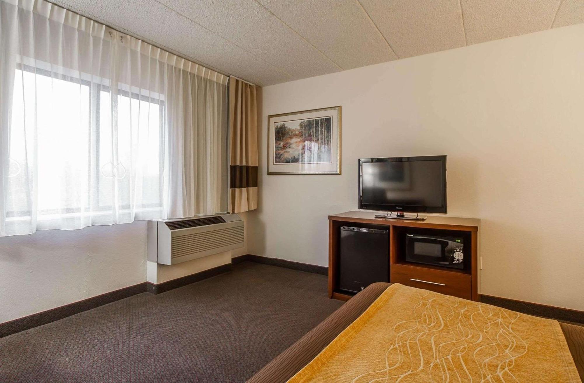 Comfort Inn & Suites Madison - Airport Екстер'єр фото