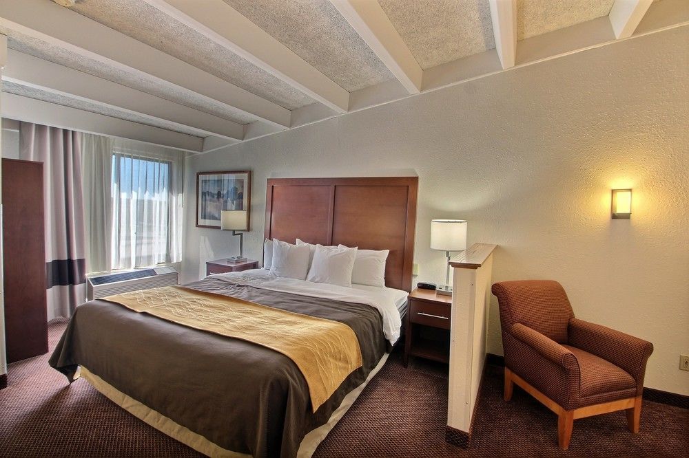 Comfort Inn & Suites Madison - Airport Екстер'єр фото